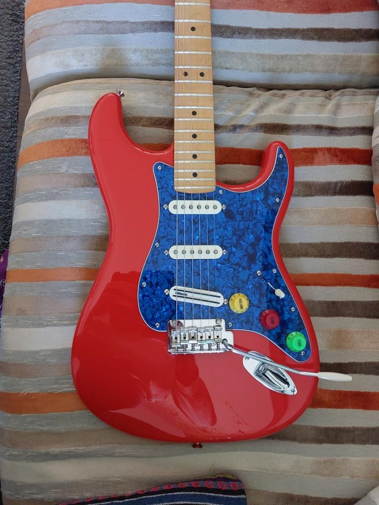 Fender MIM Stratocaster - Gemodificeerd (rood/blauw), Muziek en Instrumenten, Ophalen of Verzenden, Solid body, Fender