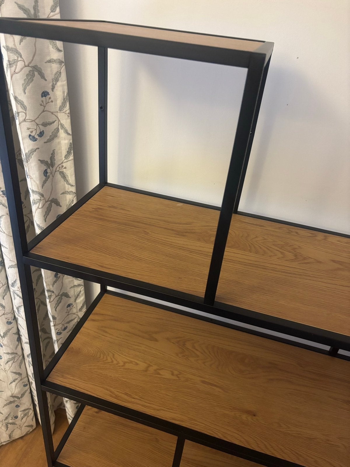Foto 3 van Open kast met Zwart Metalen Frame met wild eikenhouten look