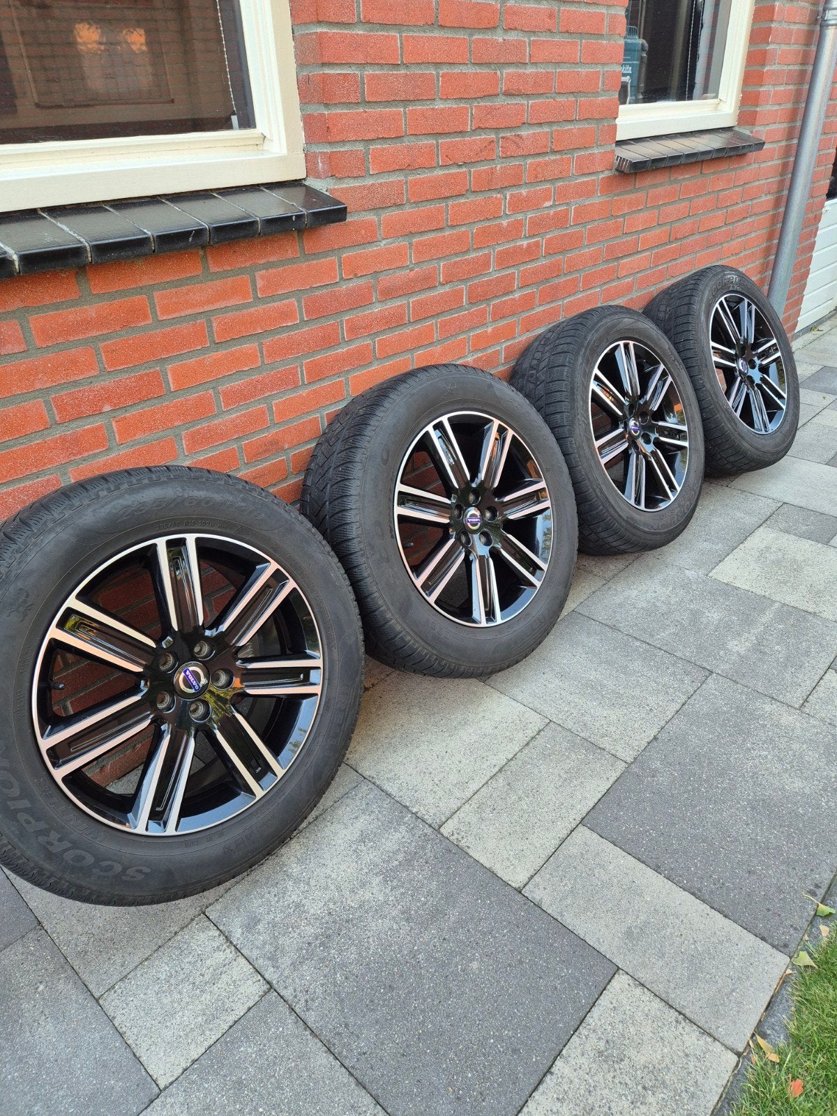 Volvo XC60 XC90 XC70 R-Design velgen met winterbanden, Auto-onderdelen, Banden en Velgen, 18 inch, Gebruikt, Banden en Velgen