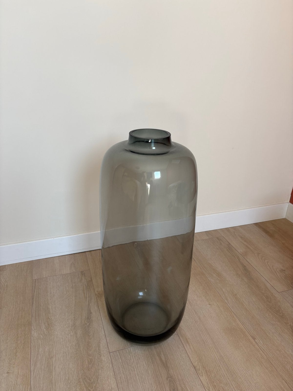 Grote glazen vaas, rookgrijs, 70 cm hoog, Huis en Inrichting, Woonaccessoires | Vazen, Ophalen of Verzenden, Zo goed als nieuw