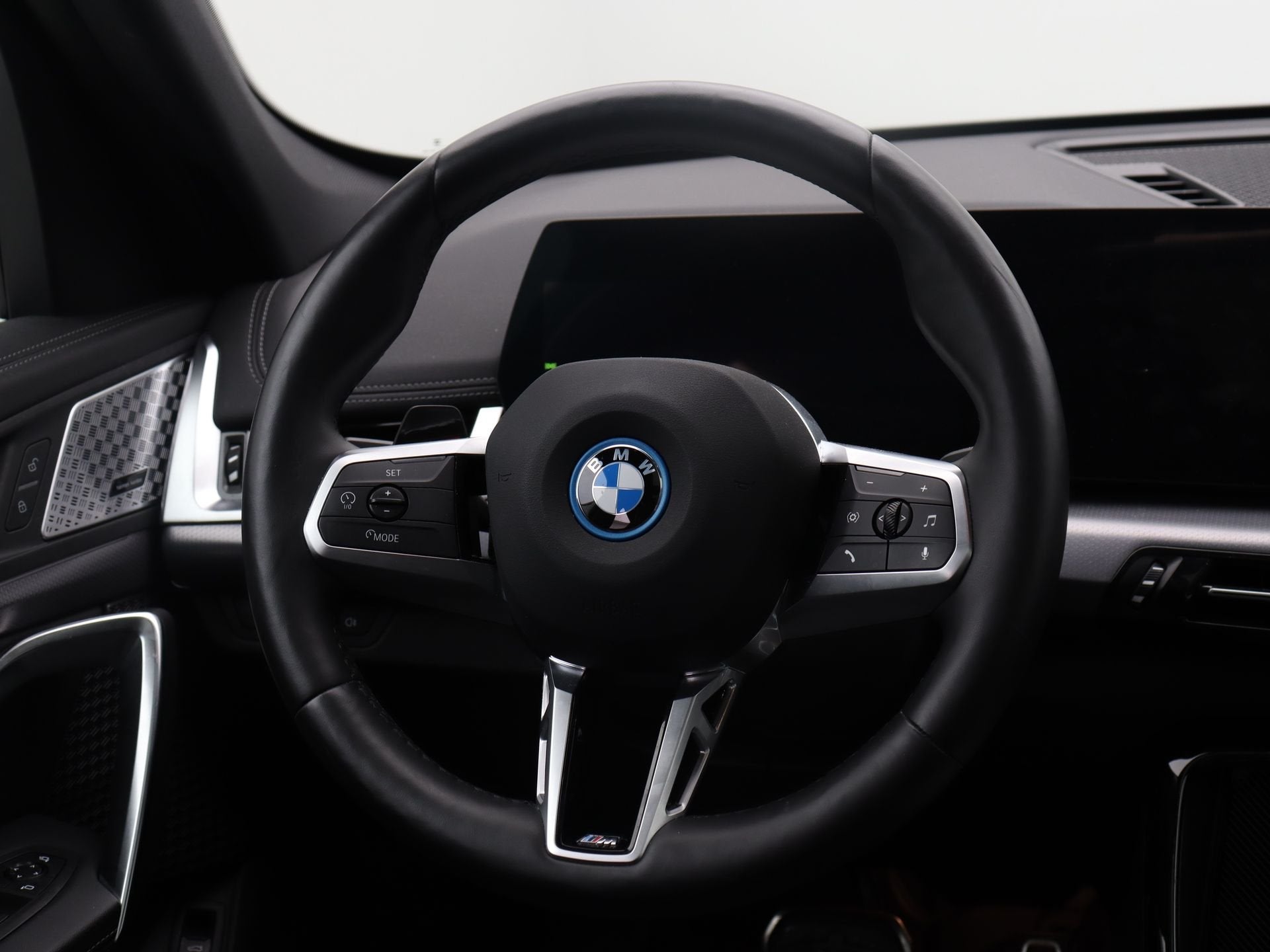 BMW iX1 eDrive20 M Sport Edition (bj 2025, automaat), Auto's, Gebruikt, Met garantie (alle), 24 min, 204 pk