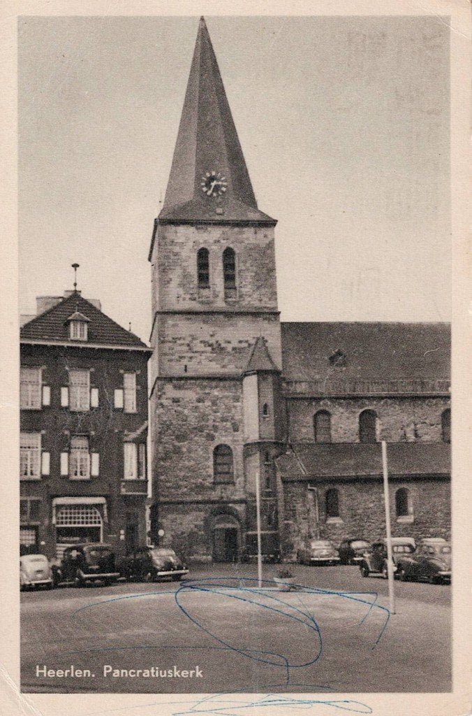 Heerlen Pancratiuskerk met oude auto 7, Ophalen of Verzenden, 1940 tot 1960, Gelopen, Limburg