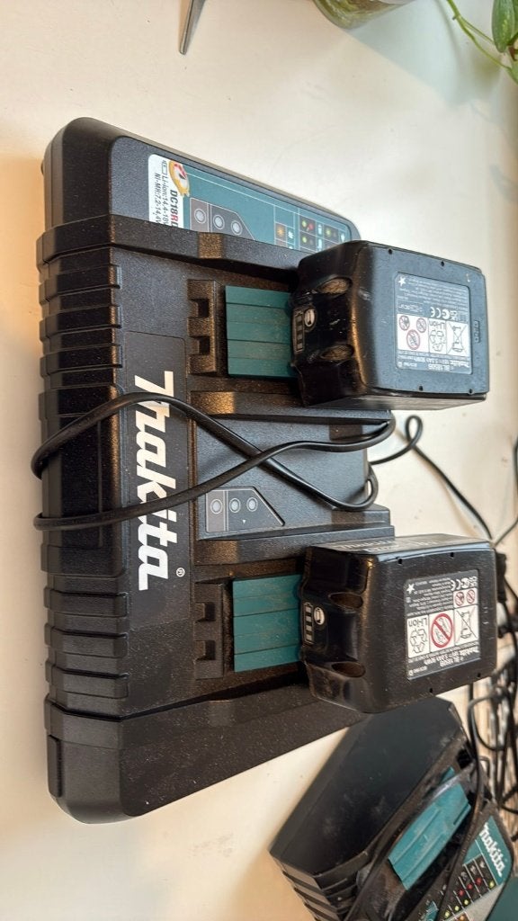 zgan Makita DC18RD Dubbele Snellader 2x 18V 5.0Ah Accu €165, Ophalen, Zo goed als nieuw, Overige typen, Makita