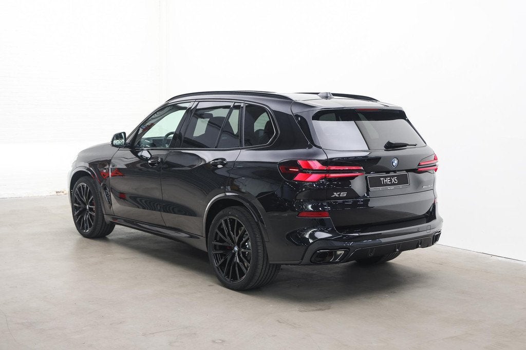 BMW X5 xDrive50e M Sport Automaat / Panoramadak Sky Lounge /, Auto's, Automaat, 2395 kg, Zwart, Leder