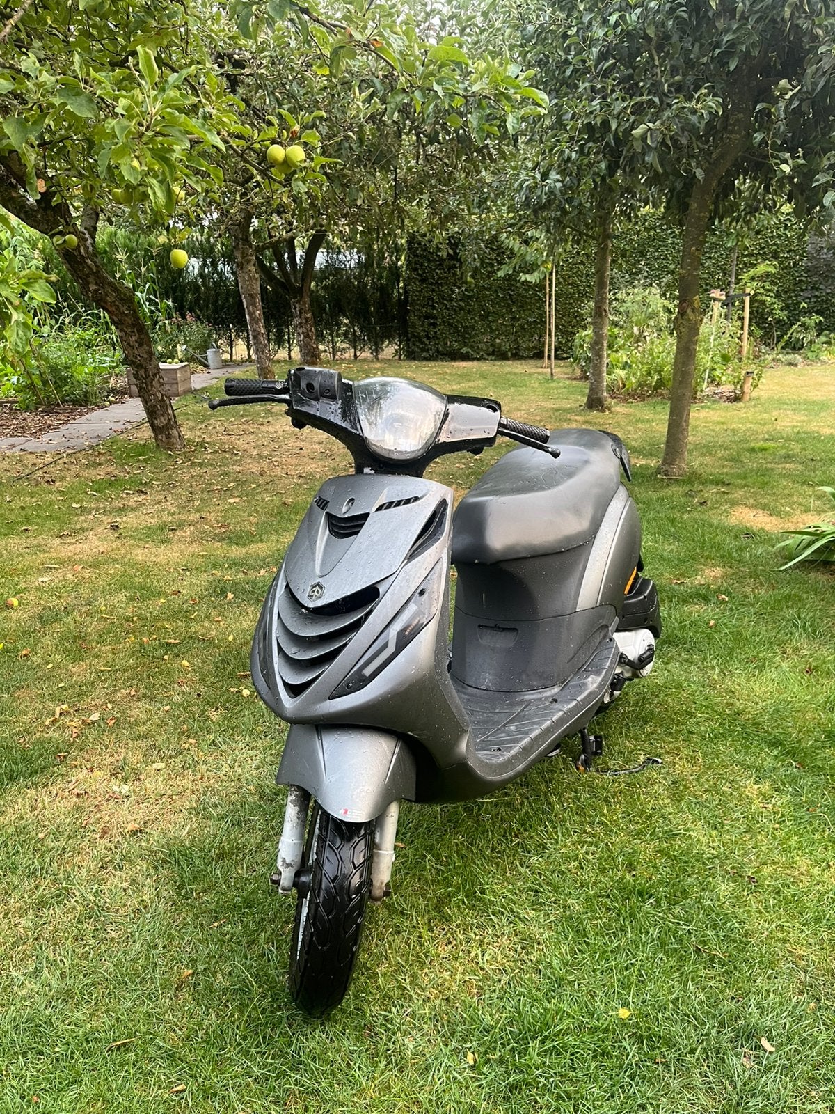 Piaggio zip 4 takt 50 cc, Fietsen en Brommers, Scooters | Piaggio, Ophalen, Zo goed als nieuw, Benzine, Zip