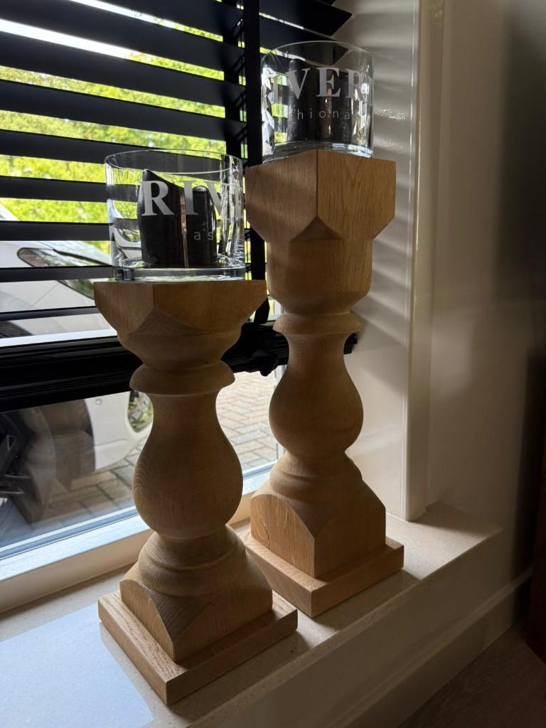 2 zwaar eiken houten gedraaide kandelaren 54 cm. hoog, Ophalen of Verzenden, Zo goed als nieuw, Kandelaar, Hout