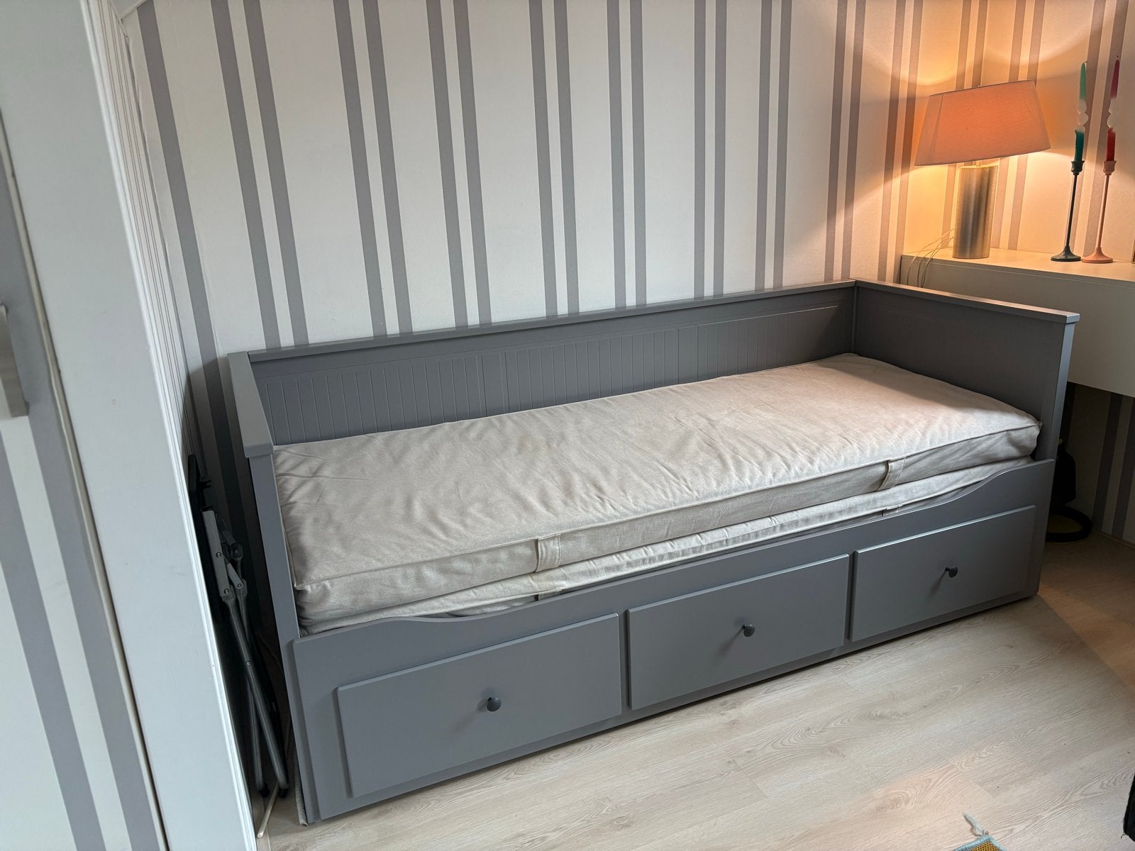 Foto 9 van IKEA Hemnes slaapbank met 3 lades en 2 matrassen