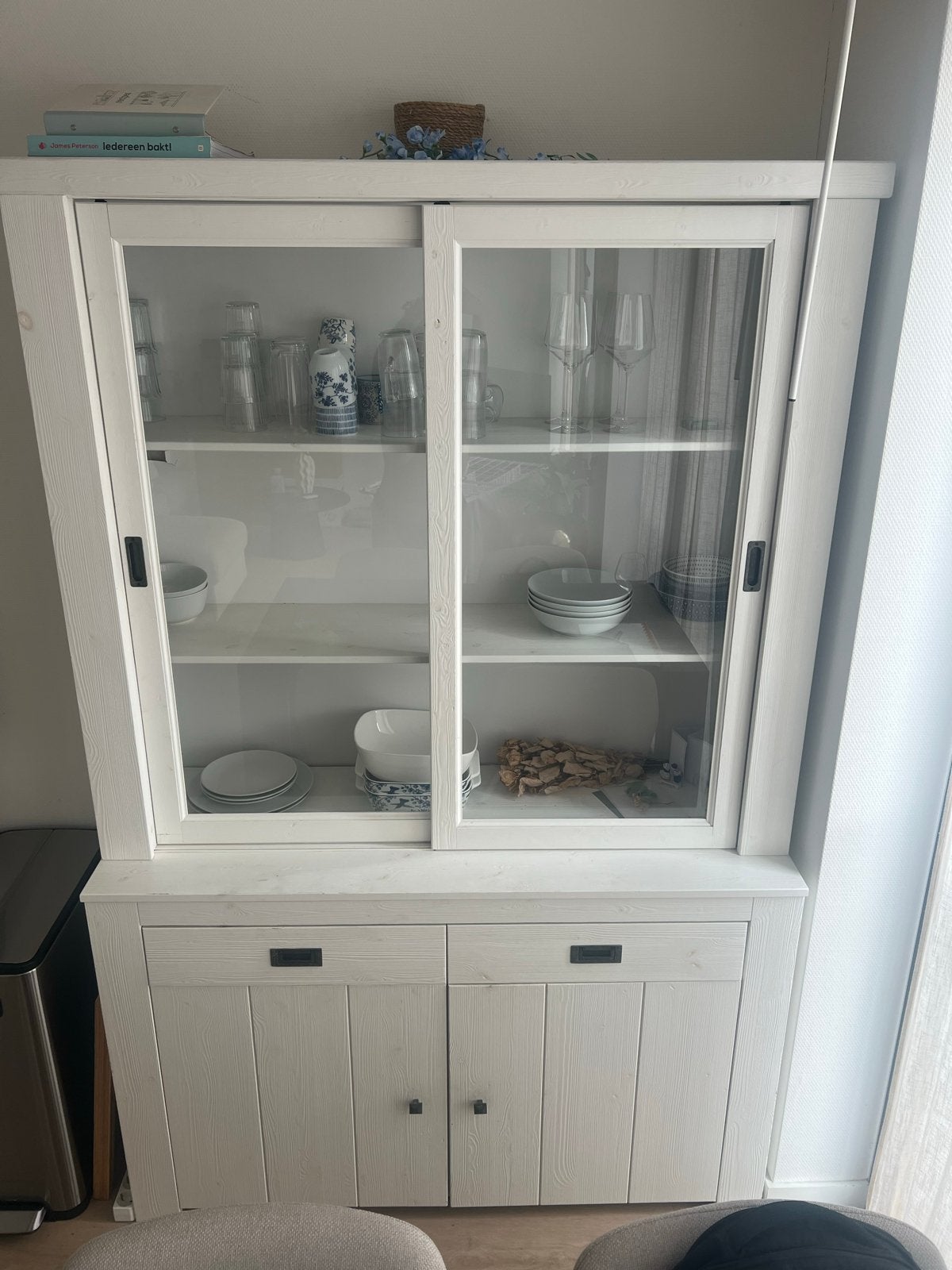 Witte buffetkast met glazen schuifdeuren