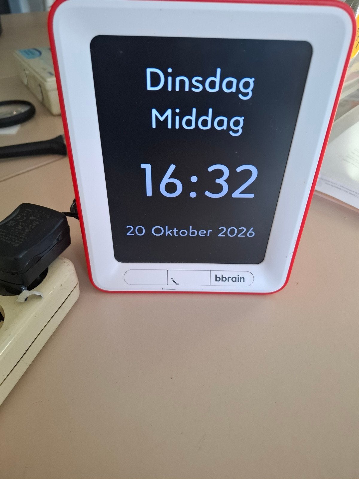 Pratende klok et kalender en dagen., Ophalen, Zo goed als nieuw, Analoog en Digitaal, Tafelklok