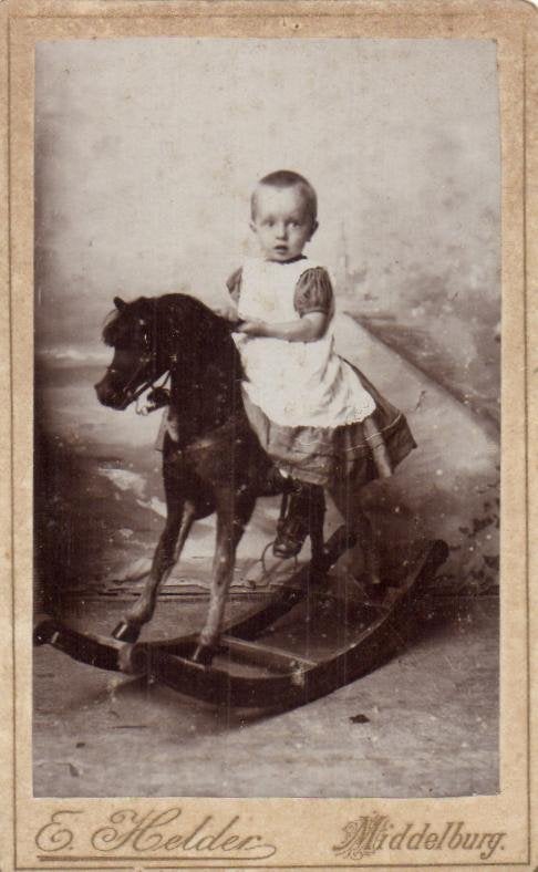 CDV - Meisje op Hobbelpaard - E.Helder - Middelburg, Gebruikt, Foto, Ophalen of Verzenden, Voor 1940