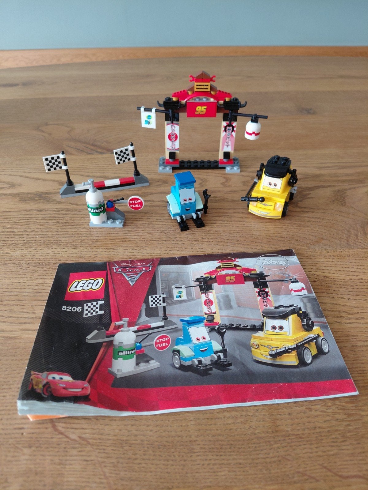 Lego Cars 2 8206 Tokyo Pit Stop - Compleet met boekje, Ophalen of Verzenden, Gebruikt