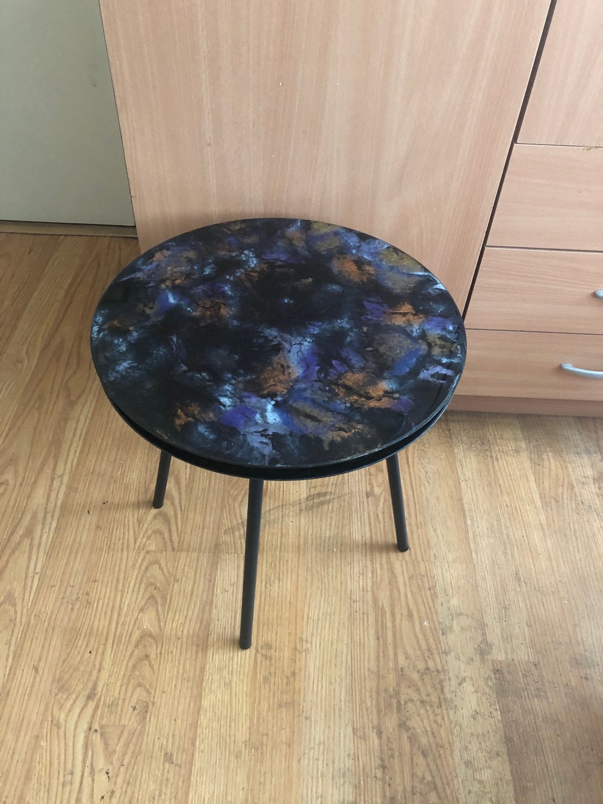Uniek Epoxy Bijzettafeltje 40x40x40 cm met Zwarte Poten, Minder dan 55 cm, Rond, Nieuw, Ophalen of Verzenden