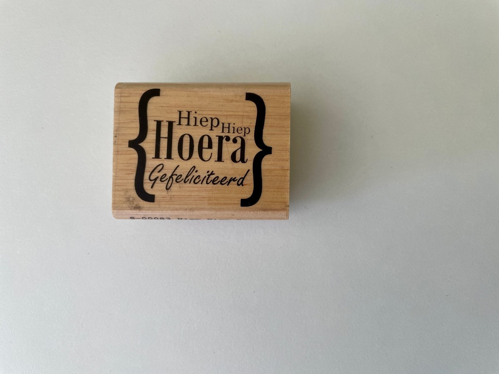 Hiep Hiep Hoera Gefeliciteerd Houten Stempel, Hobby en Vrije tijd, Ophalen of Verzenden, Gebruikt, Houten stempel