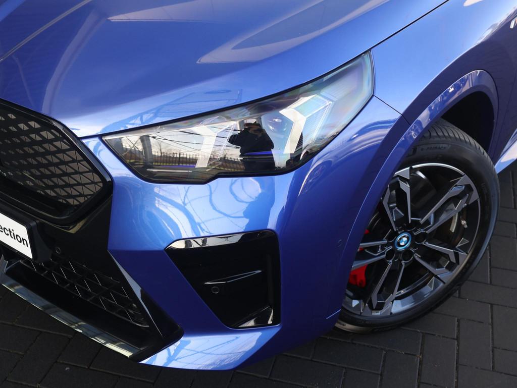 BMW iX2 eDrive20 67 kWh M Sport Edition M Sportpakket Pro/ 1, Auto's, BMW, Stof, Met garantie (alle), Blauw, LED verlichting