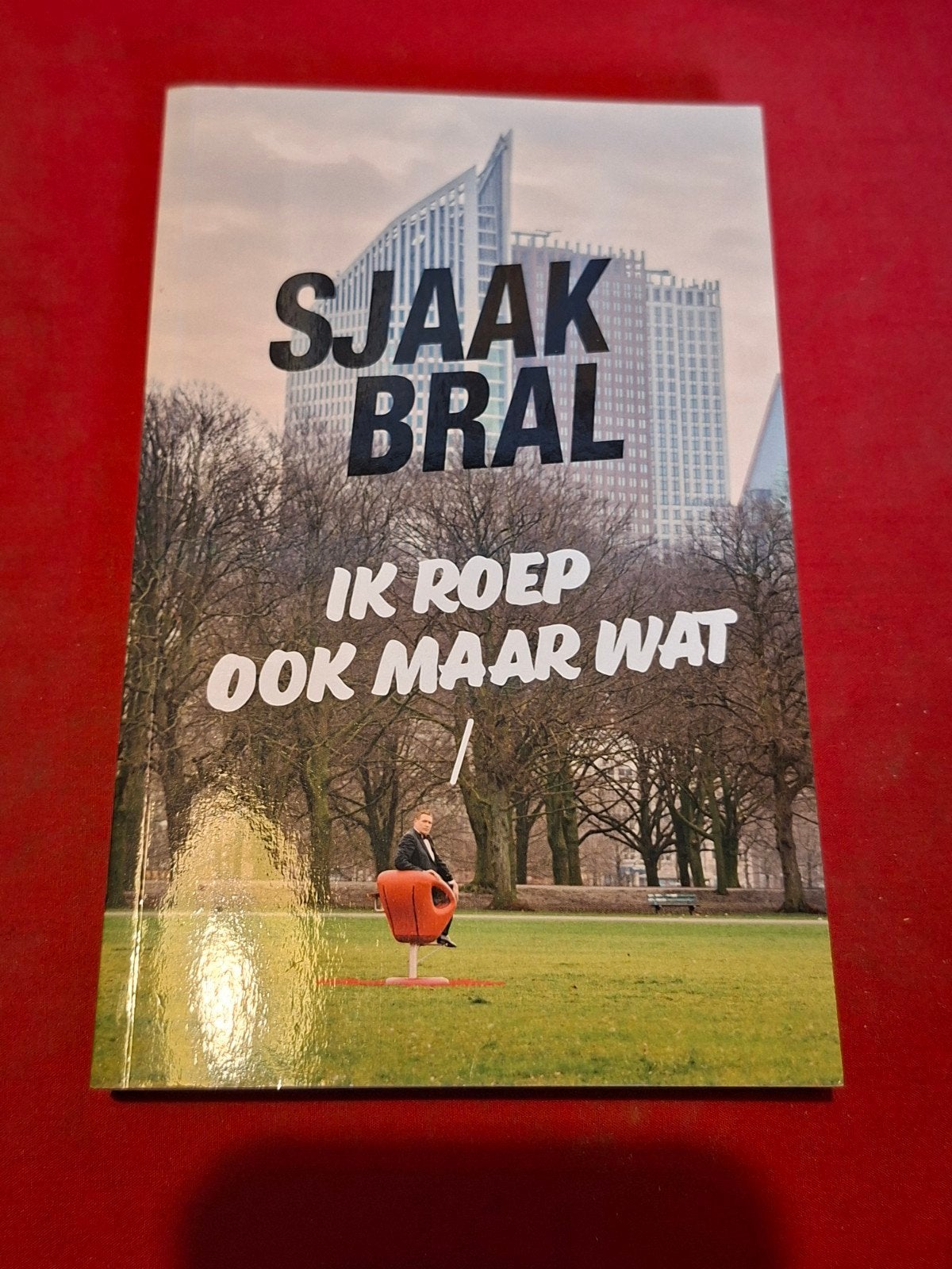 GESIGNEERD Ik roep ook maar wat. Sjaak Bral., Ophalen of Verzenden, Gelezen, Verhalen