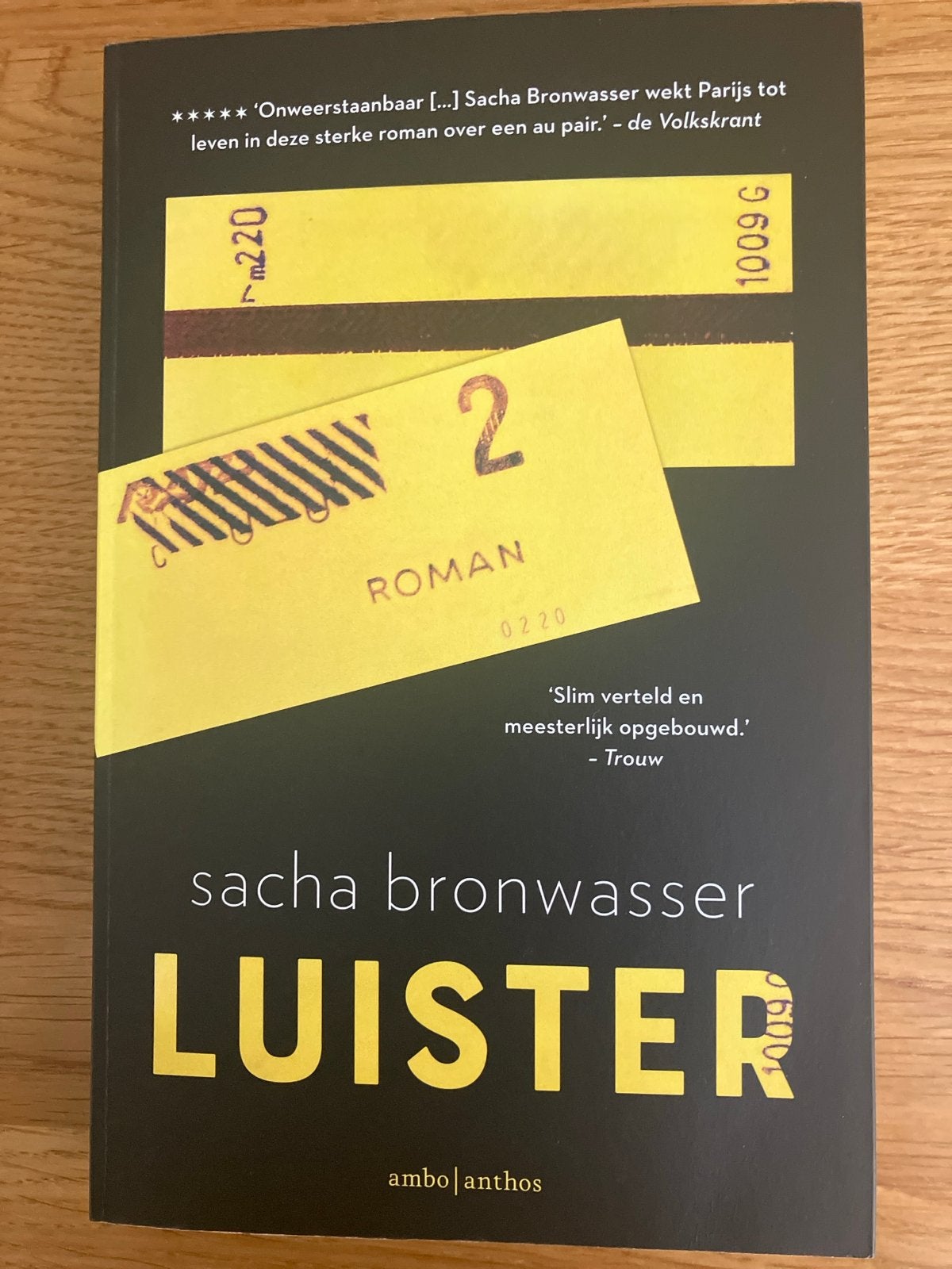 Luister - Sacha Bronwasser (Roman), Ophalen of Verzenden, Gelezen, Nederland