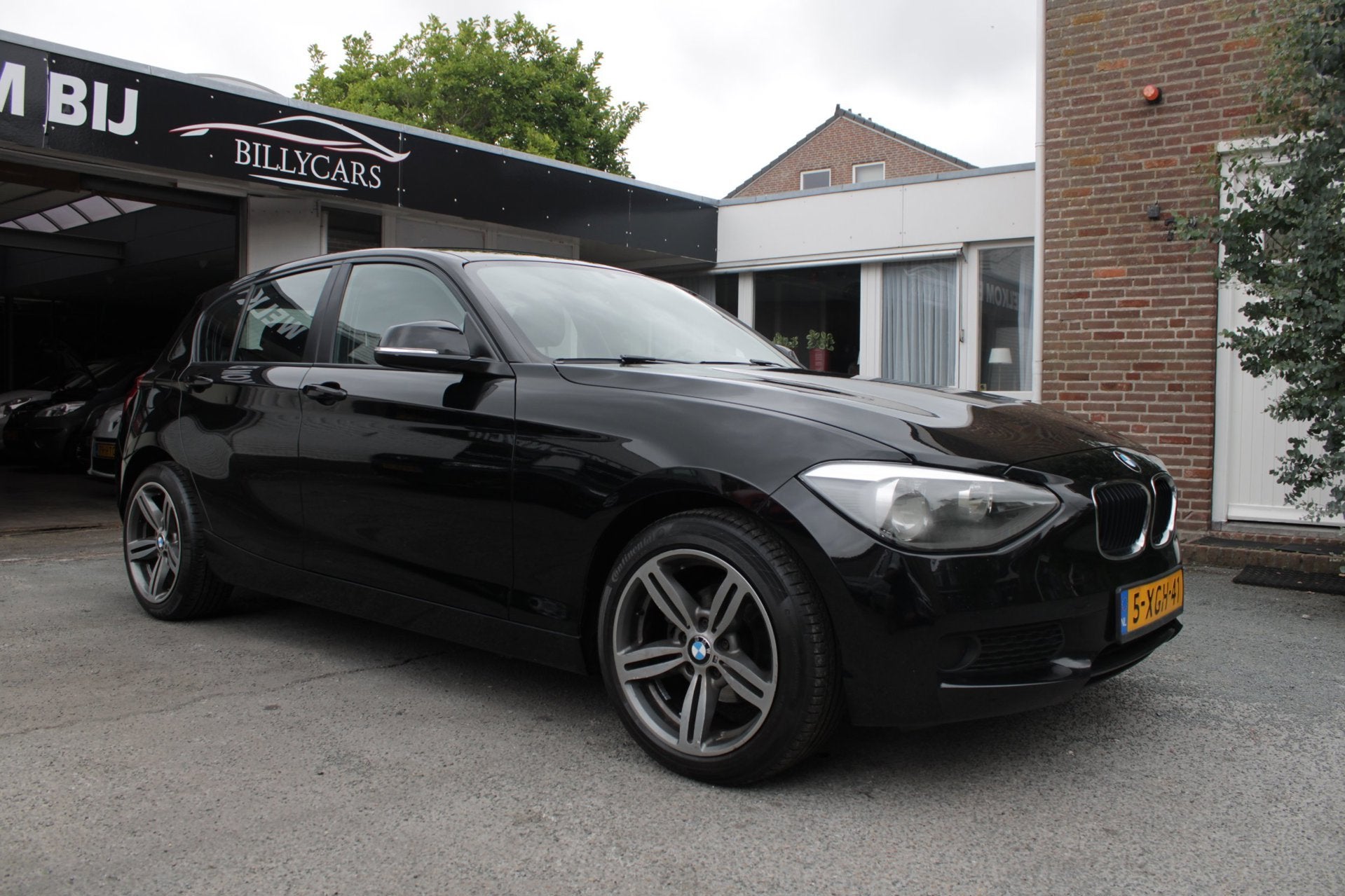 BMW 1-serie 114i EDE Business / Airco / Stoelverwarming / AP, Auto's, 1-Serie, Gebruikt, 4 cilinders, Zwart