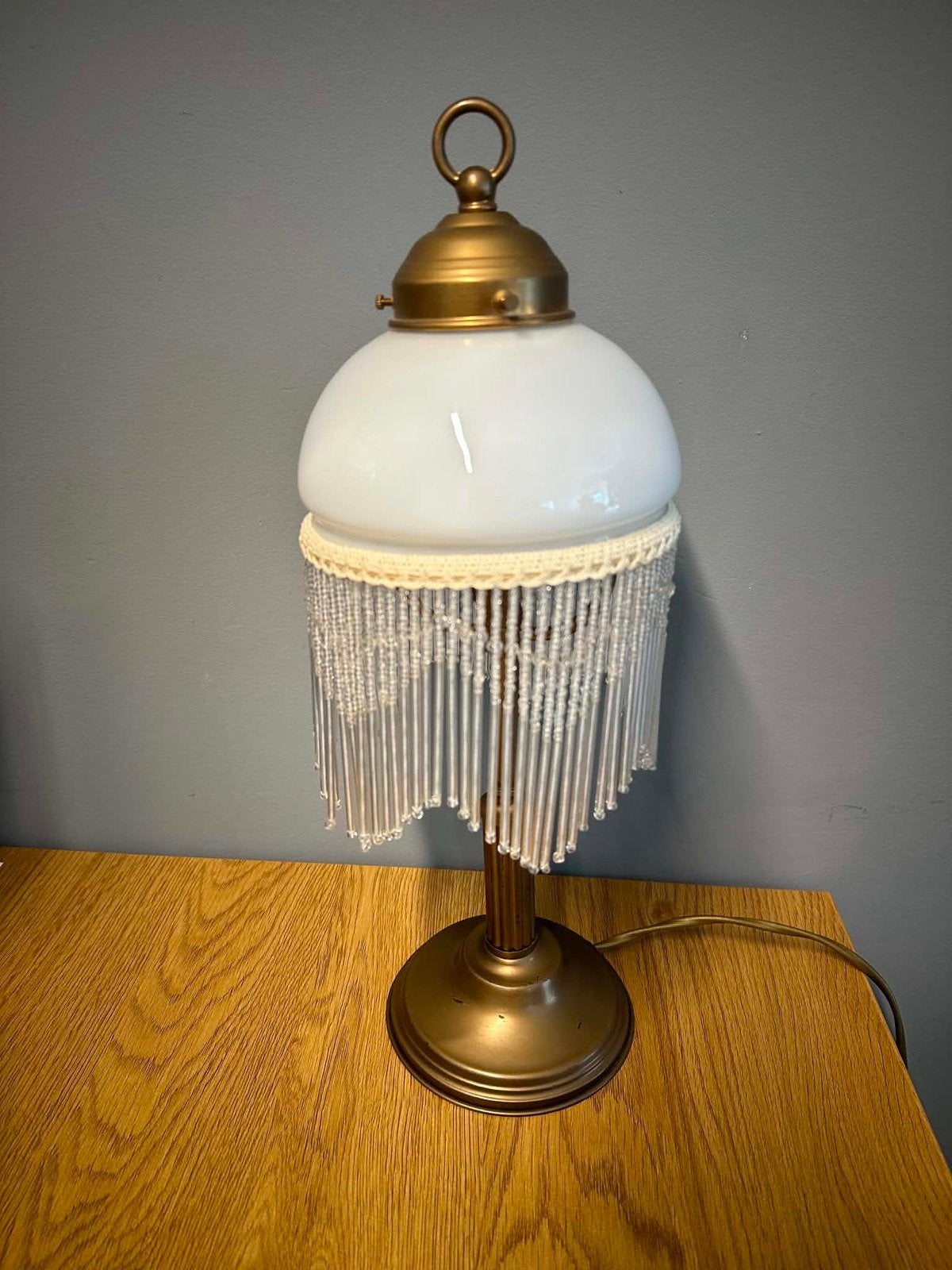Vintage Tafellamp met Kralenrand en Melkglazen Kap, Ophalen of Verzenden