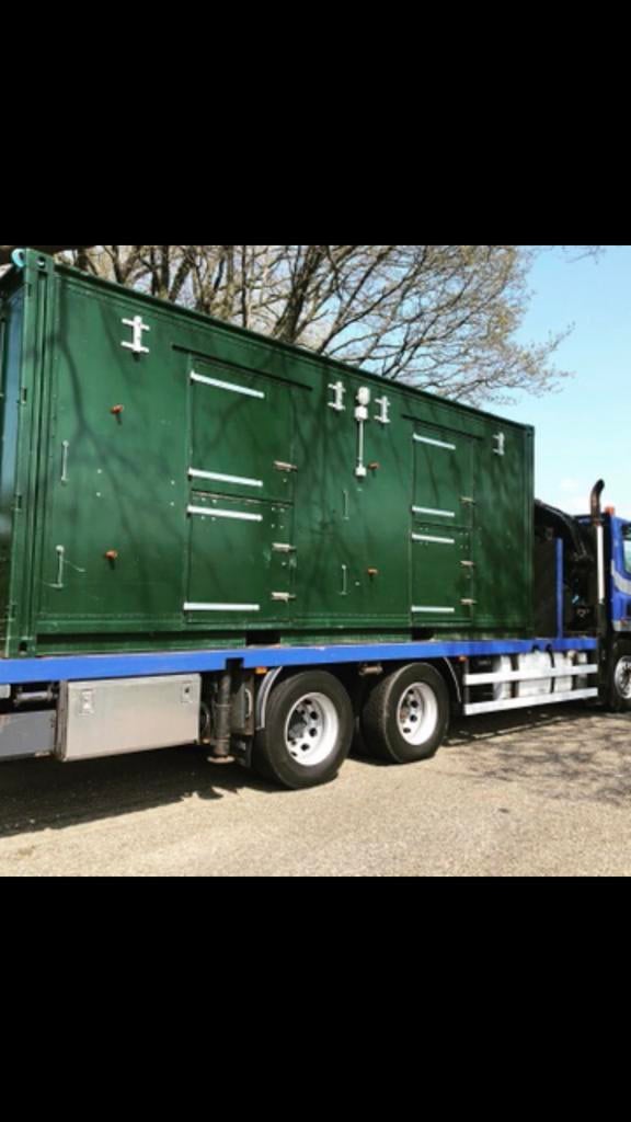 Containerstal, Stalling, 2 of 3 paarden of pony's