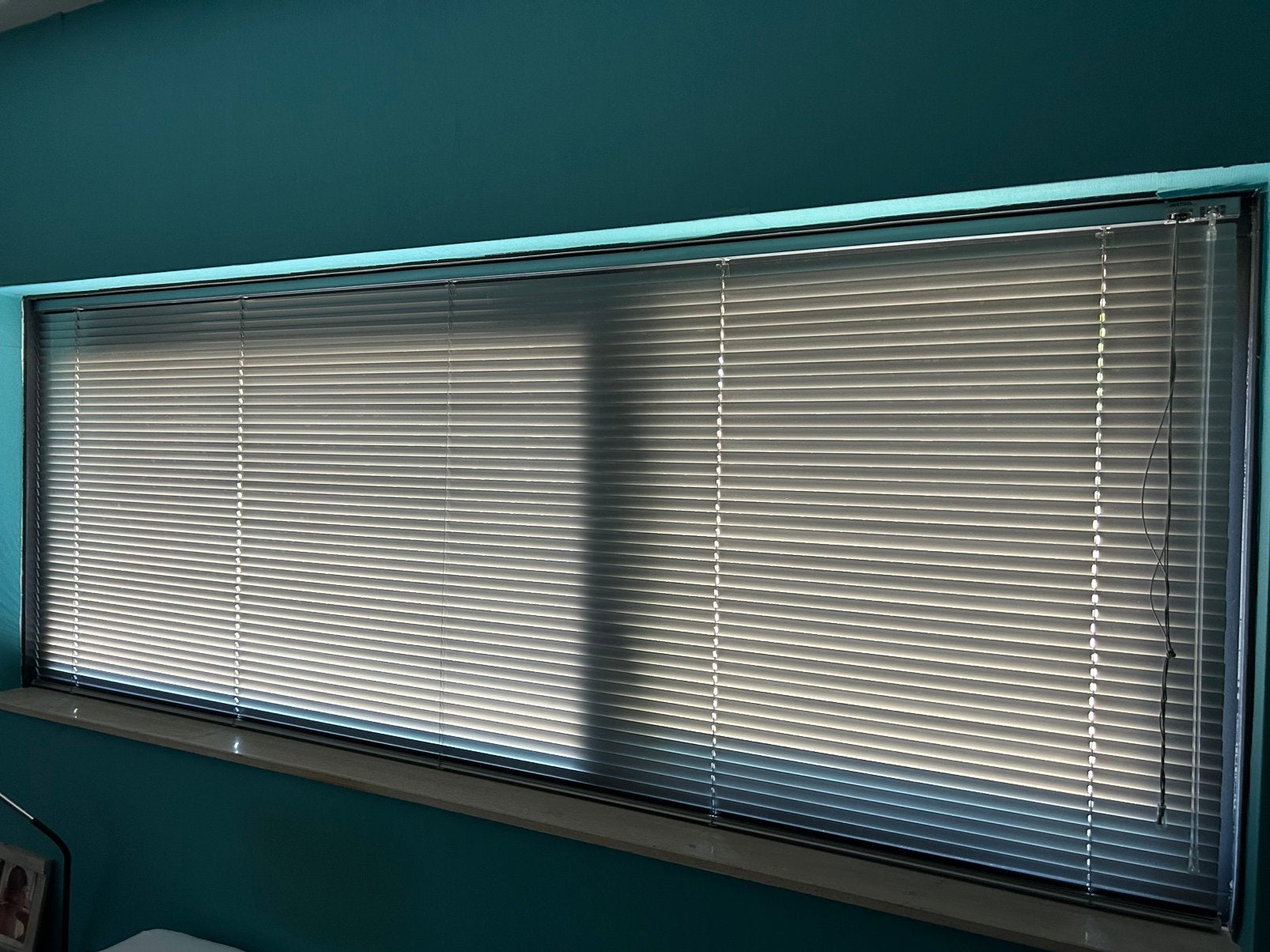 Te koop twee zilverkleurige aluminium Luxaflex, Ophalen, 250 cm, Metaal, Lamellen