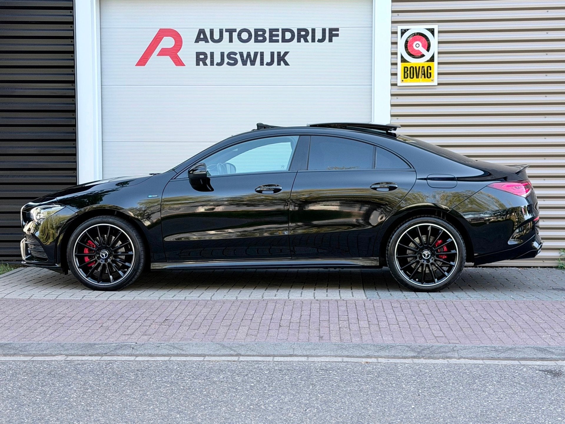 Mercedes-Benz CLA-klasse 250 e AMG 45s Pano/Burmester/Camera, Auto's, Gebruikt, 4 cilinders, Alcantara, Zwart