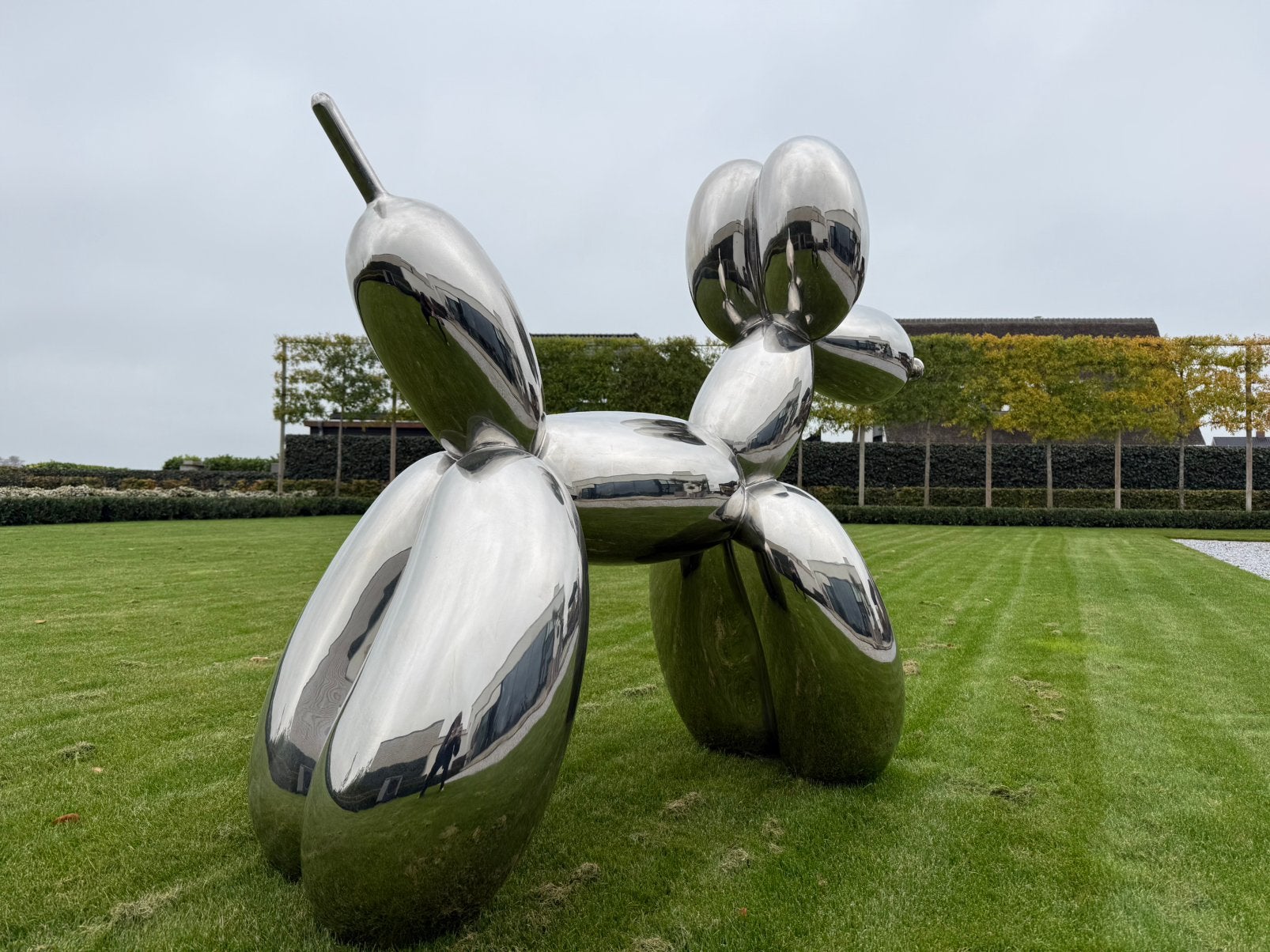 Grote Balloon Dog geinspireerd op Jeff Koons ontwerp, Eén persoon
