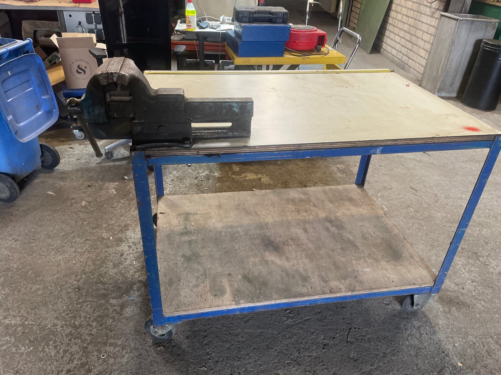 Werkbank met bankschroef en wielen, Doe-het-zelf en Verbouw, Gereedschap | Handgereedschap, Ophalen, Gebruikt
