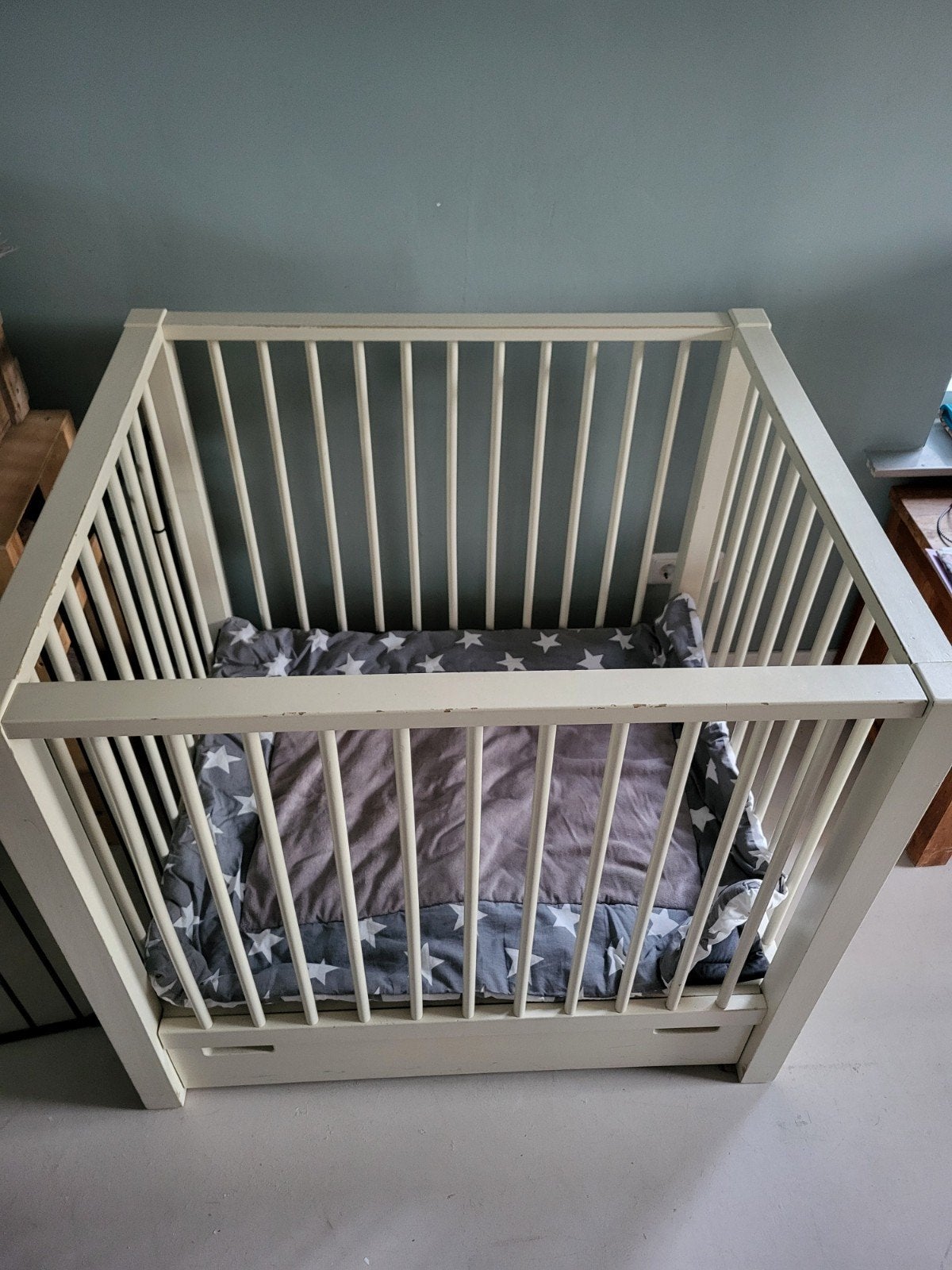 Witte box met onderlade en boxkleden, Ophalen, Gebruikt, Vierkant, Boxkleed