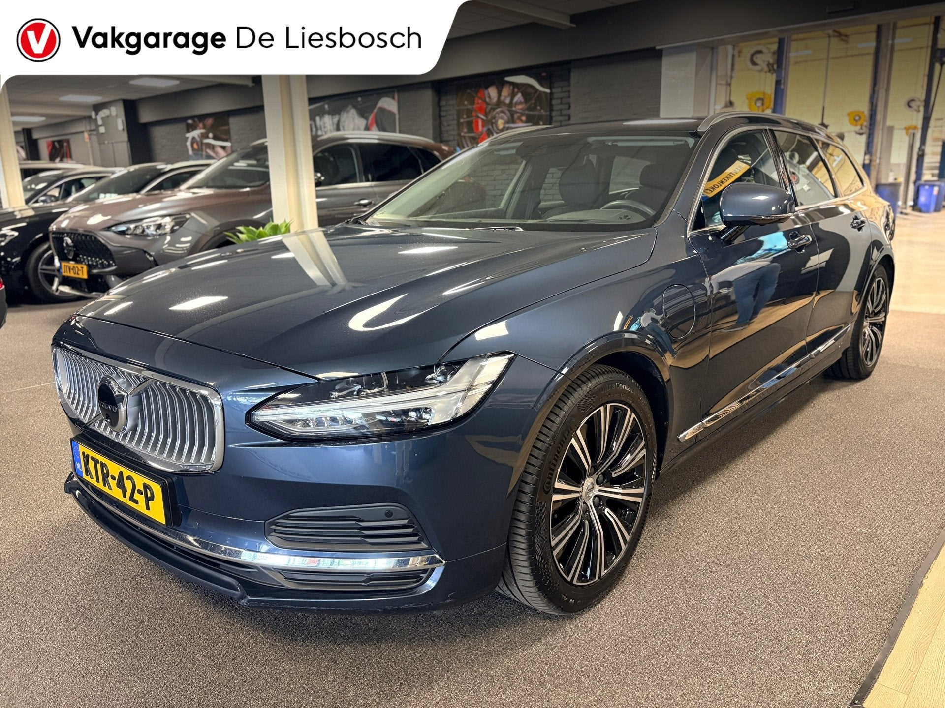 Volvo V90 2.0 T6 AWD Business Pro Automaat / Pano / leder /, Auto's, Automaat, Euro 6, 4 cilinders, Blauw