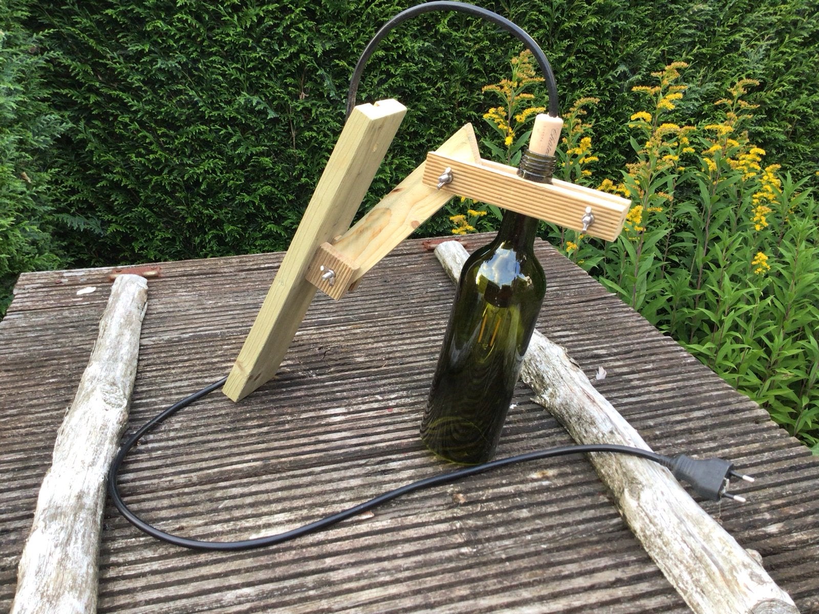 Unieke handgemaakte tafellamp van hout en wijnfles, Overige merken, Gebruikt, Hout, Bruin