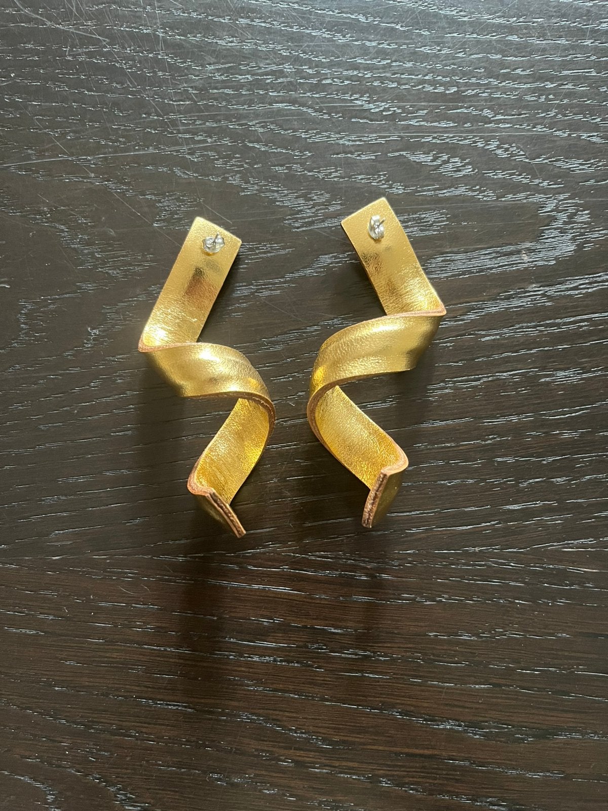Oorbellen gouden leren wokkels - Griekse design, handgemaakt, Ophalen of Verzenden, Zo goed als nieuw, Goud