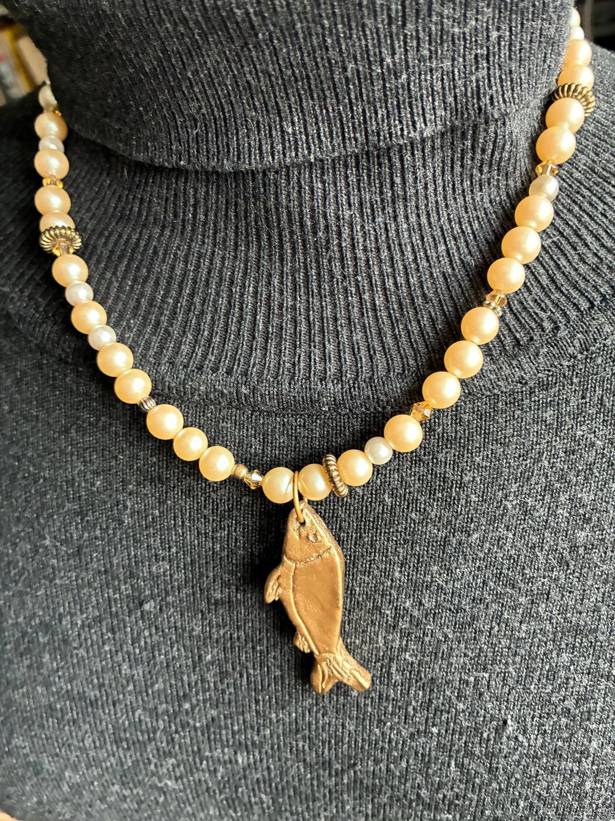 EM HISTORY BEADS parelketting met gouden vis hanger, Wit, Nieuw, Ophalen of Verzenden, Overige materialen