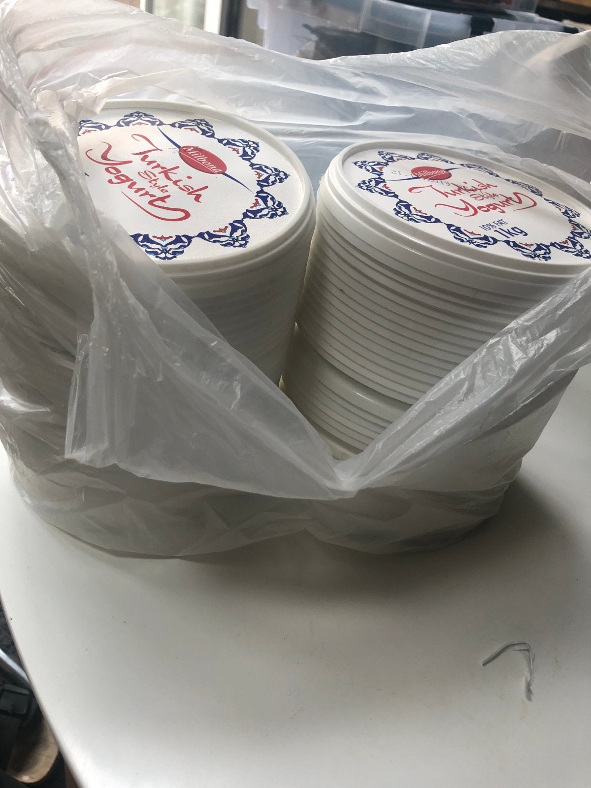 Plastic deksels van yoghurtbekers, Ophalen