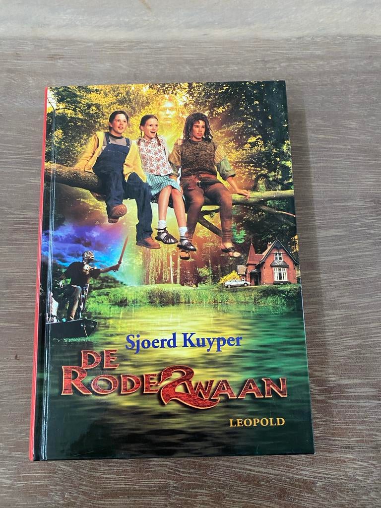 De Rode Zwaan - Sjoerd Kuyper (Kinderboek), Ophalen of Verzenden, Zo goed als nieuw, Fictie algemeen