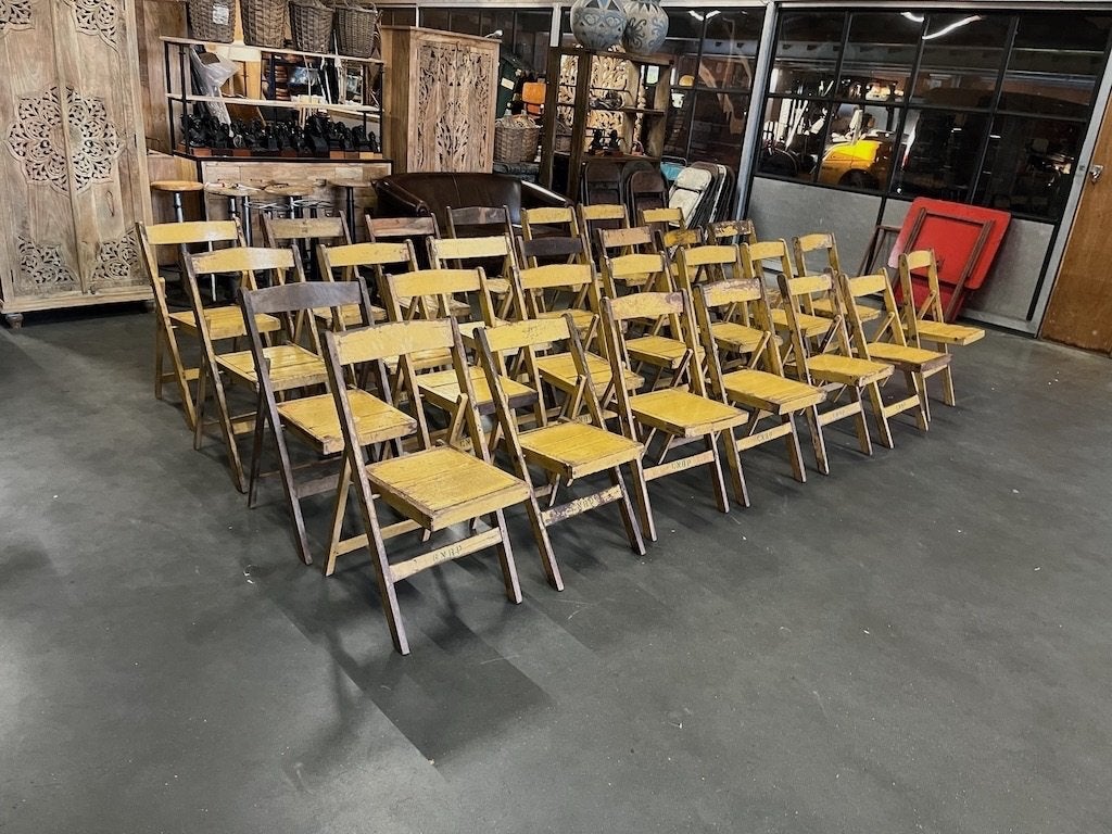 60 Oude klapstoelen afkomstig uit India in de kleur Geel, Huis en Inrichting, Stoelen, Gebruikt, Vijf, Zes of meer stoelen, Hout