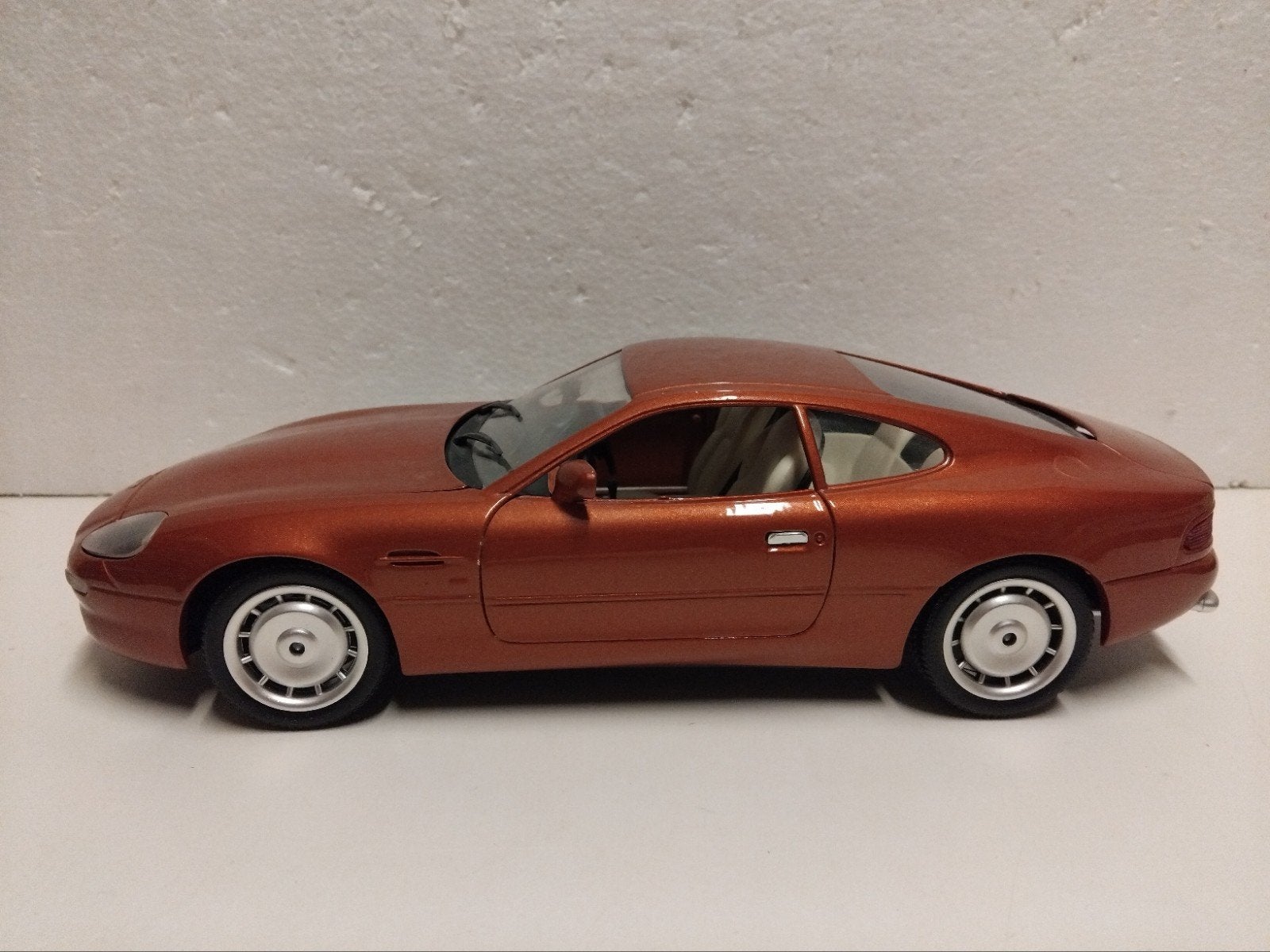 Aston Martin DB9 orange brike Guiloy Gold 1:18 KRD, Ophalen of Verzenden, Zo goed als nieuw, Overige merken