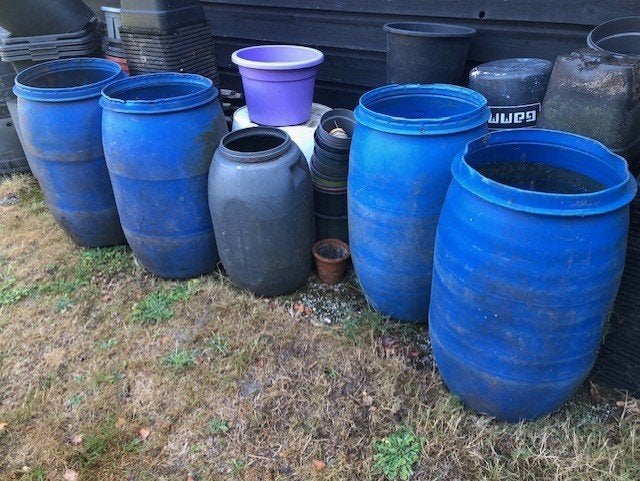 Ton , ongeveer 100 cm hoog . 4 stuks plus 1 kleinere voor di, Tuin en Terras, Regentonnen, 150 liter of meer, Ophalen, Gebruikt