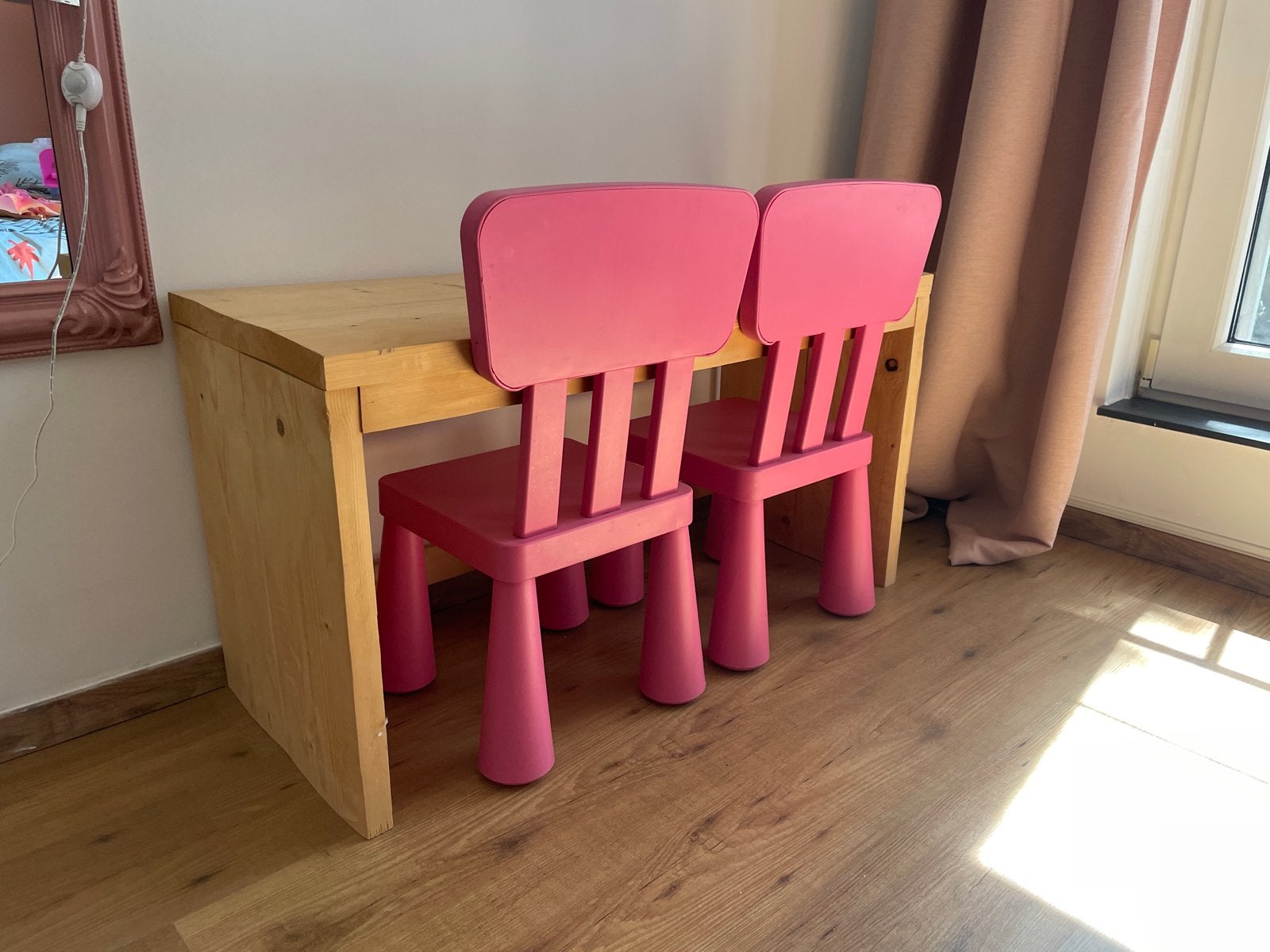 Houten kinderbureau met twee roze stoeltjes, Kinderen en Baby's, Kinderkamer | Tafels en Stoelen, Ophalen, Gebruikt, Tafel(s) en Stoel(en)