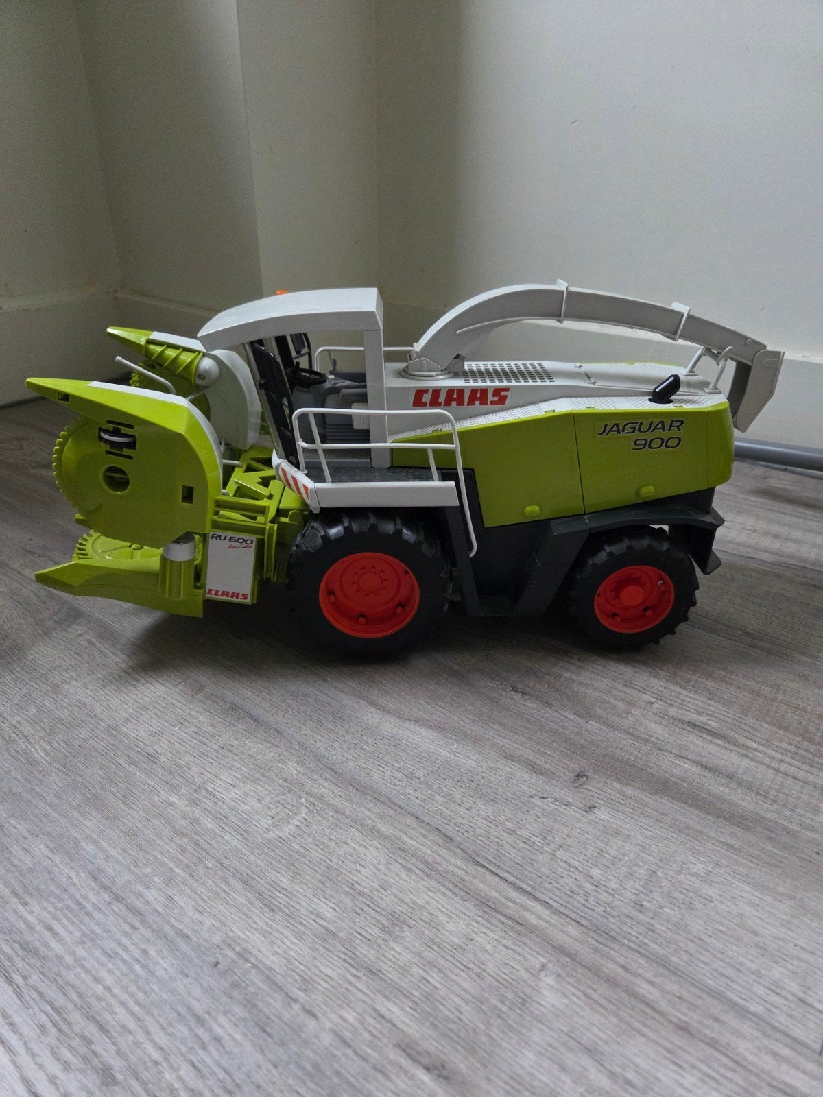 Bruder Claas Jaguar 900 maishakselaar, Ophalen