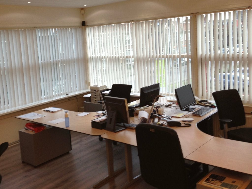 2x Prof. L-Vorm Bureau 240x200 | Krasvast | Kabelgoot+Stroom, Huis en Inrichting, Bureaus, Gebruikt, Hoekbureau, Overige materialen