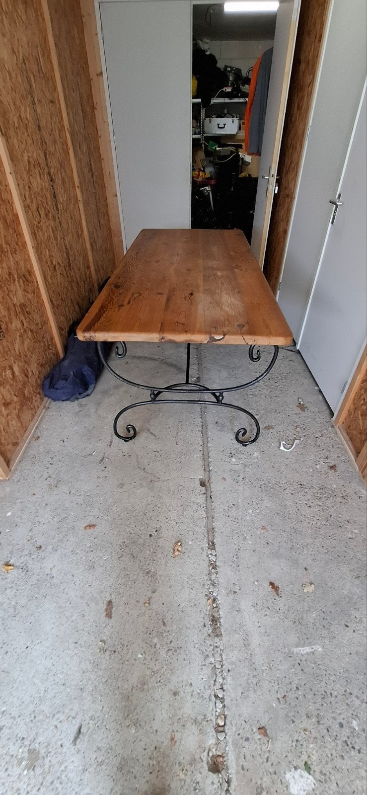 Robuuste houten tafel met smeedijzeren onderstel, Ophalen, 200 cm of meer, 50 tot 100 cm, Vijf personen of meer