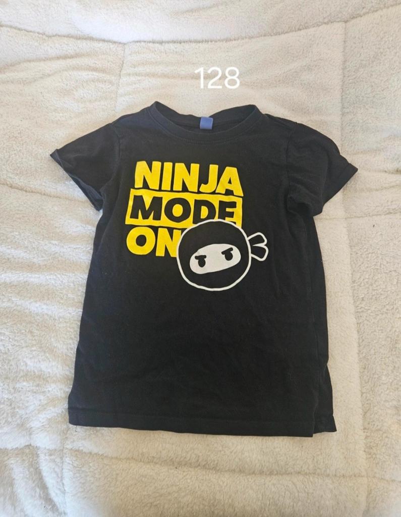 Zwart T-shirt 'Ninja Mode On' maat 128, Kinderen en Baby's, Kinderkleding | Maat 128, Gebruikt, Ophalen of Verzenden, Shirt of Longsleeve