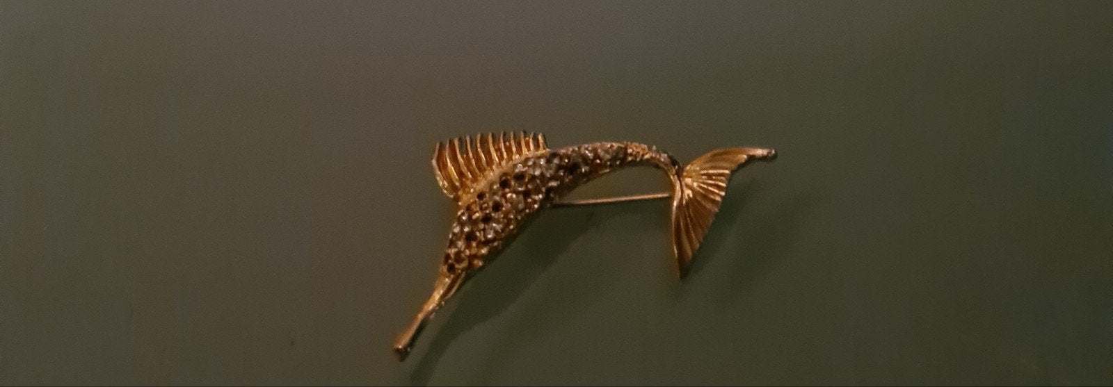 Vintage 70/90 Goudkleurige Vis Broche met Strass Steentjes, Overige materialen, 4 tot 7 cm, Gebruikt, Ophalen of Verzenden