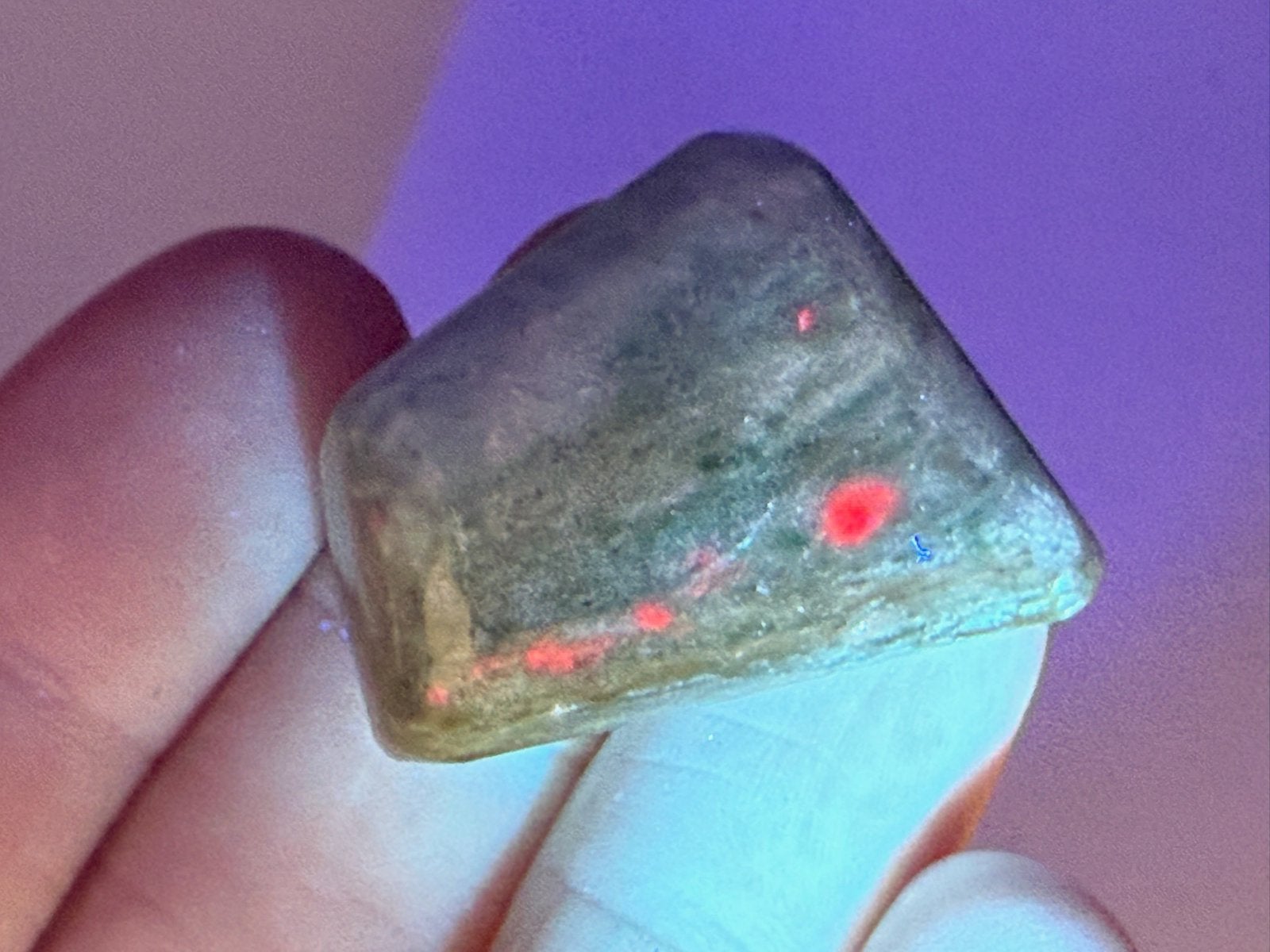 25 Fluorescerende Robijn in Fuchsiet edelsteen mineralen, Verzamelen, Ophalen of Verzenden, Mineraal