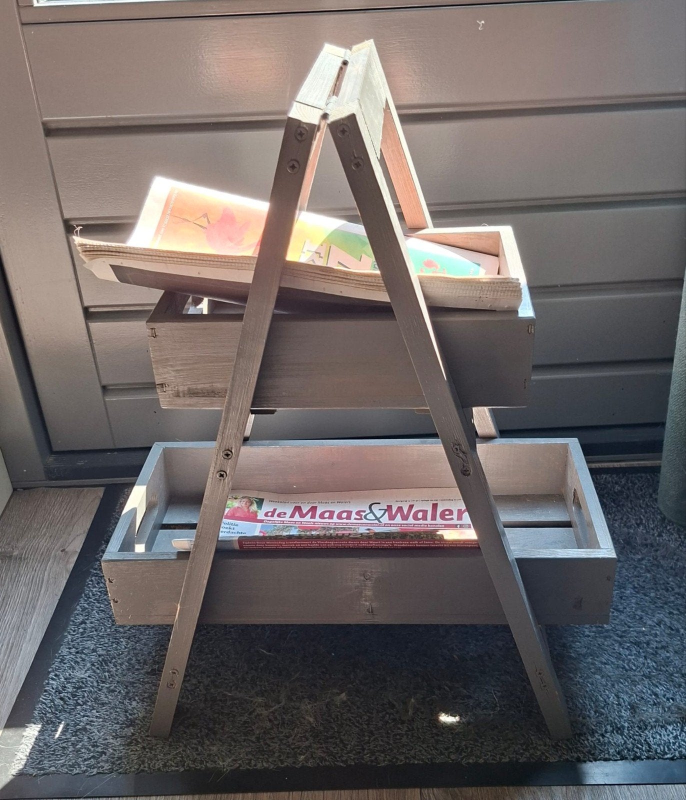 Houten grijze krantenbak / lectuurbak, Ophalen