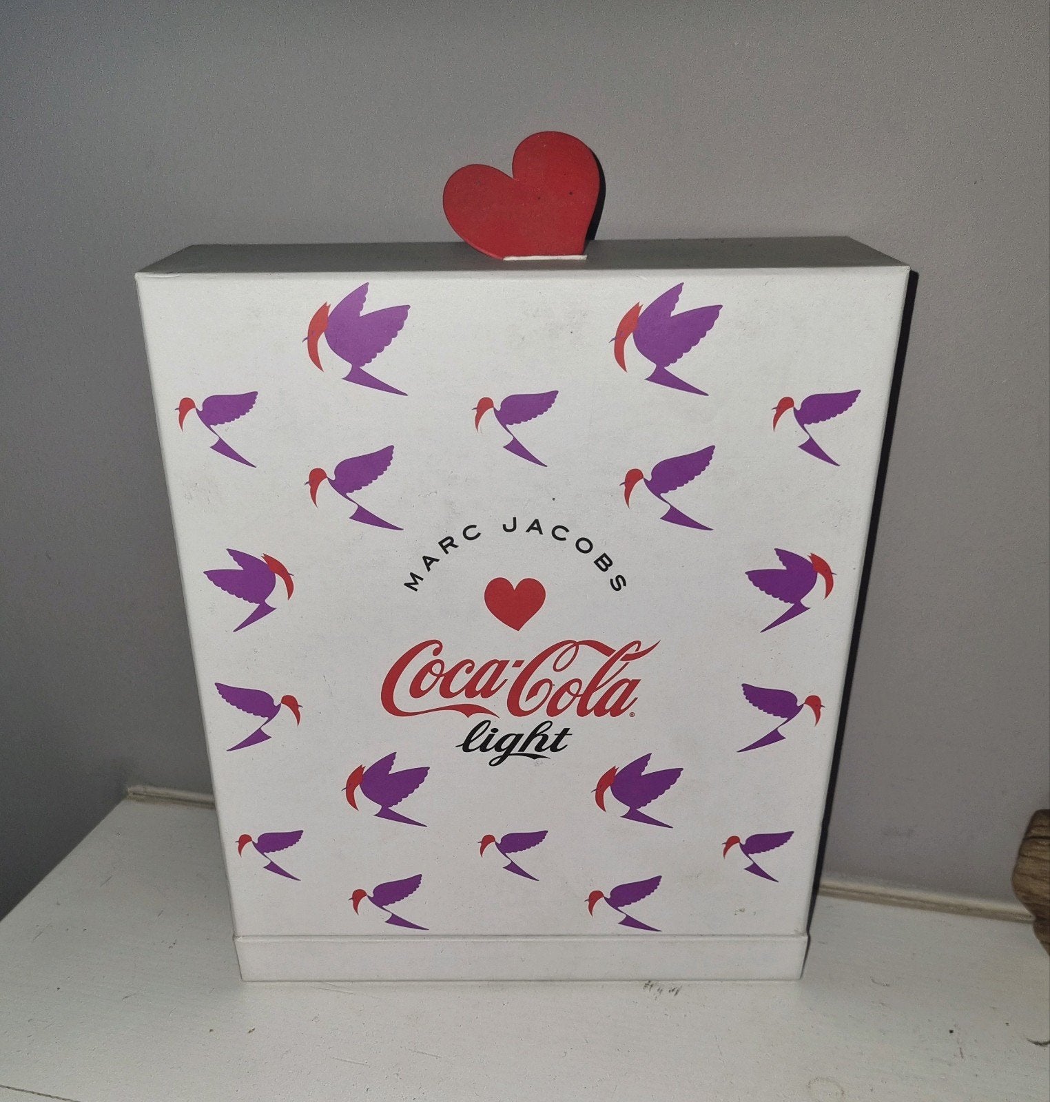 Coca Cola Light Marc Jacobs box met 3 aluminium flesjes, Ophalen of Verzenden, Zo goed als nieuw