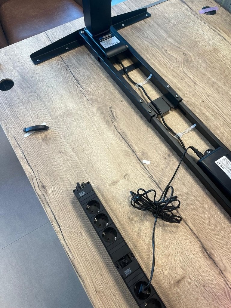 Foto 2 van Ergonomische bureauset – elektrisch verstelbaar
