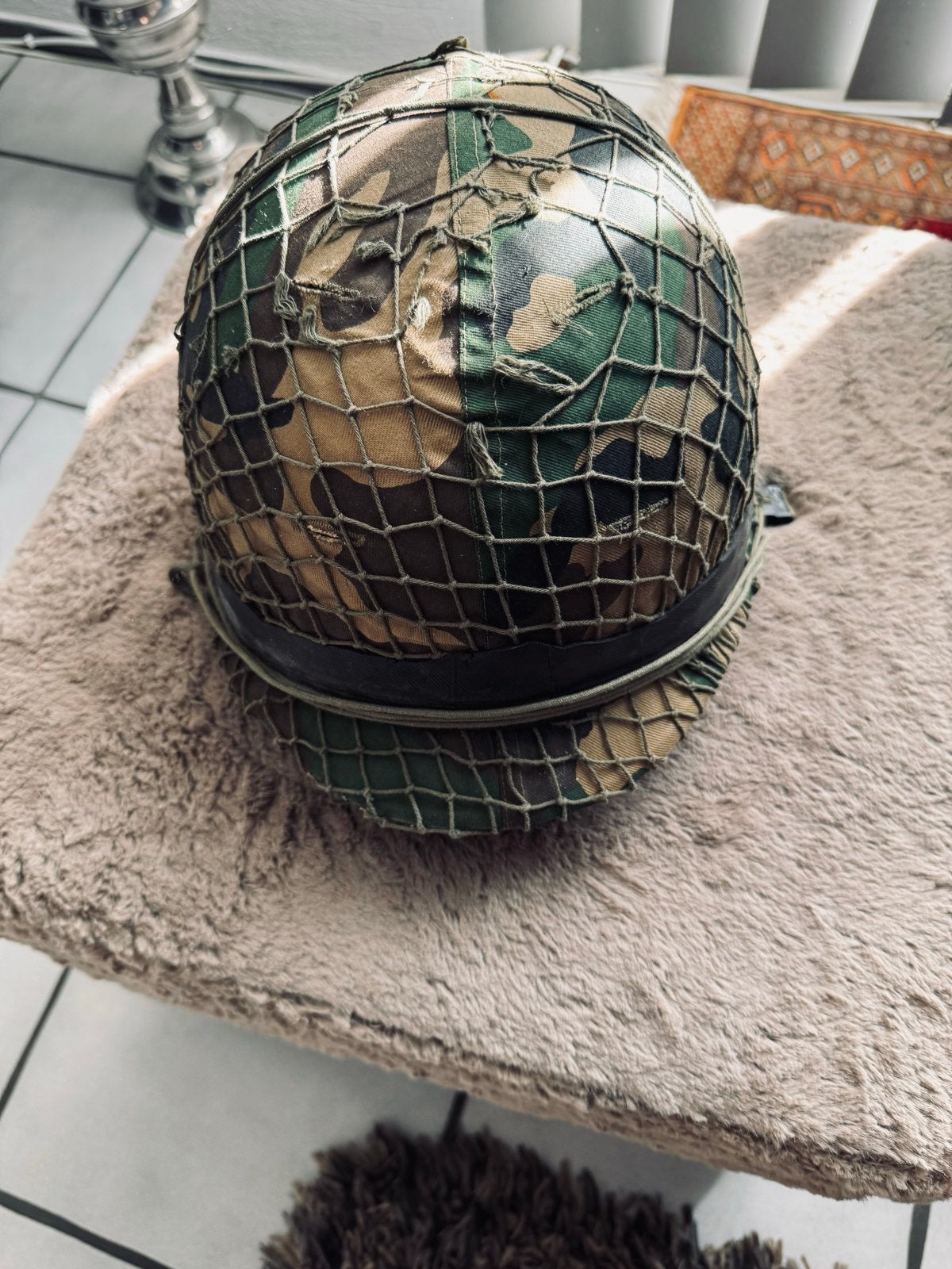Vintage Militaire Helm met Camouflage Net - Leger Collectie, Verzamelen, Ophalen of Verzenden, Landmacht, Overige gebieden, Helm of Baret