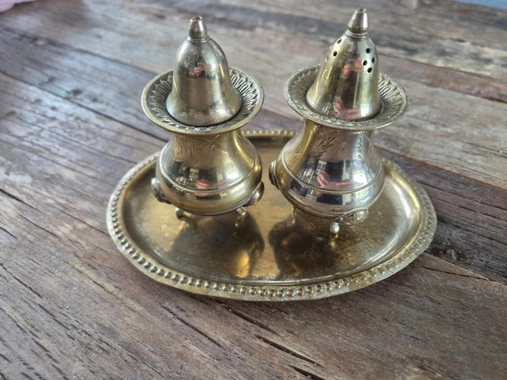 Peper en zout strooier op dienblaadje, Ophalen of Verzenden
