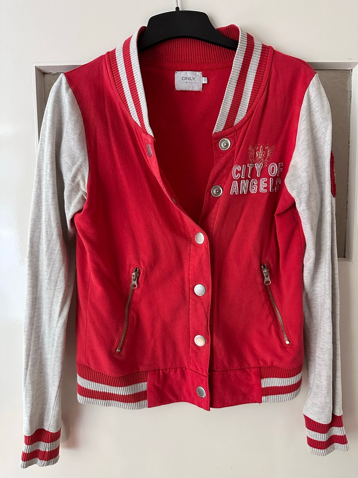 ONLY Varsity Jacket Rood/Grijs Maat S, Kleding | Dames, Ophalen of Verzenden, Gedragen, Maat 36 (S), Rood